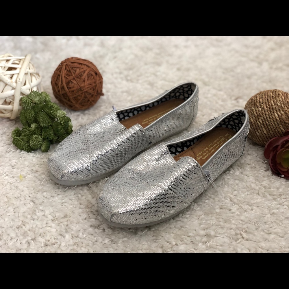 New TOMS classic shoes - Size 5.5 - silver glitter
